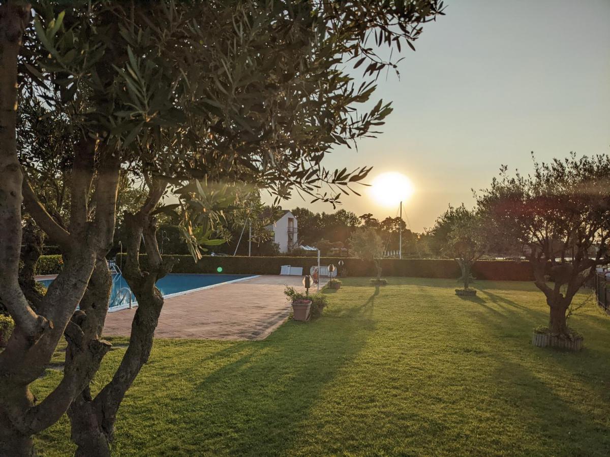 Vista - Lake & Pool シルミオーネ エクステリア 写真